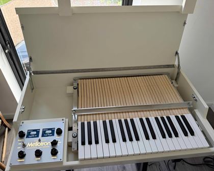 Mellotron-M4000D with 5 extra sound cards
